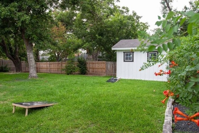 Building Photo - 9802 Kendal Dr