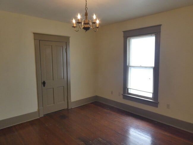 Building Photo - 3 Bedroom House Downtown & Walking Distance to Columbia College