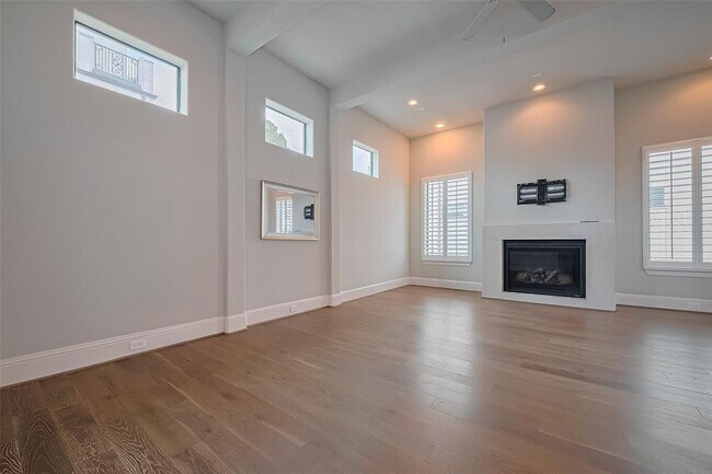 Building Photo - 1806 W 25th St