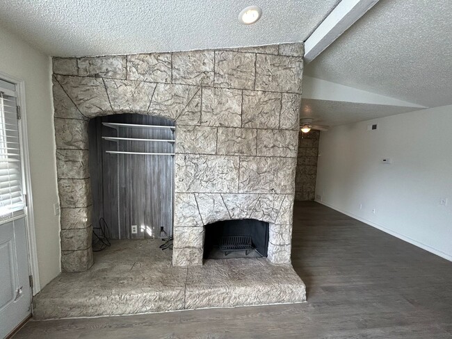 Building Photo - SUPERB Duplex in Euless! READY NOW!