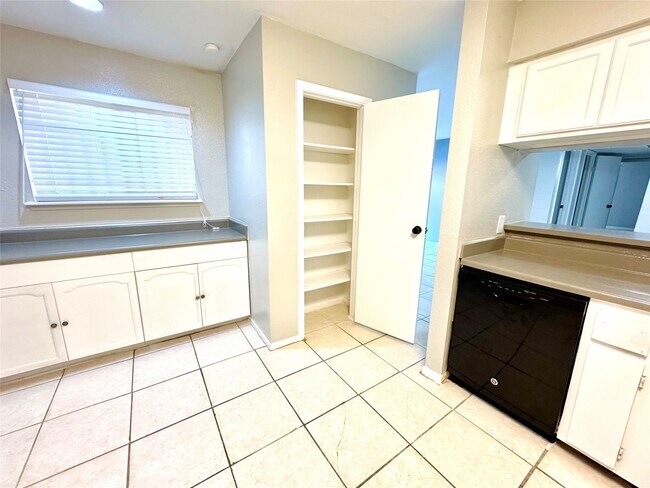 Building Photo - 9090 S Braeswood Blvd