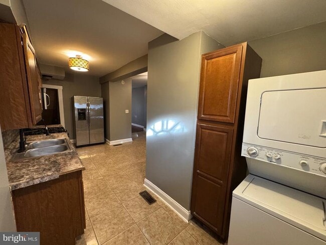 Building Photo - 1321 Cambria St