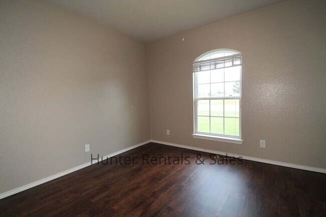 Building Photo - Fabulous Five Bedrooms!