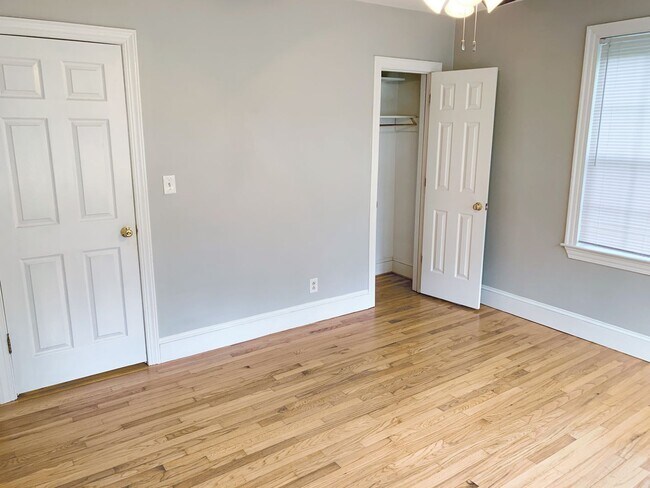 Building Photo - Fenced in 4 bedroom home for 4 or 3 people!