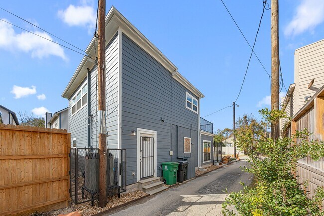 Building Photo - 202 E 7th St