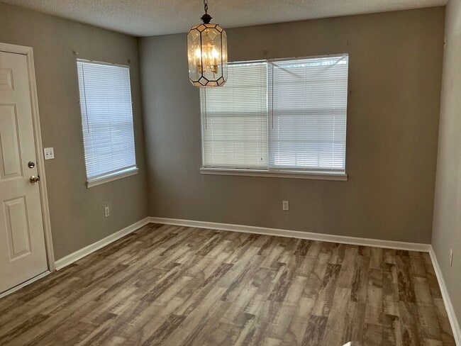 Building Photo - 1414 Jane St