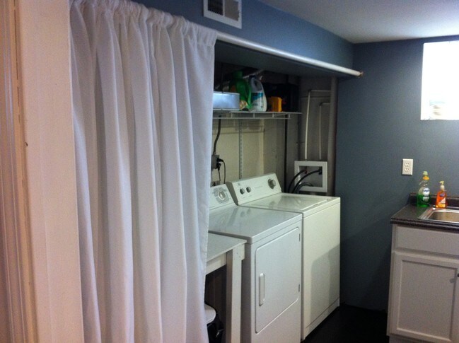 Building Photo - 7015 Sutherland Ave