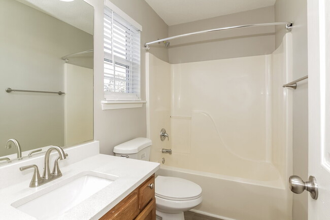 Building Photo - 707 Almora Dr