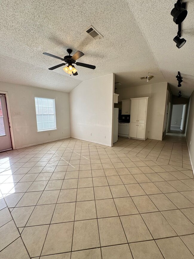 Building Photo - 4 Bedrooms at an Amazing Price!