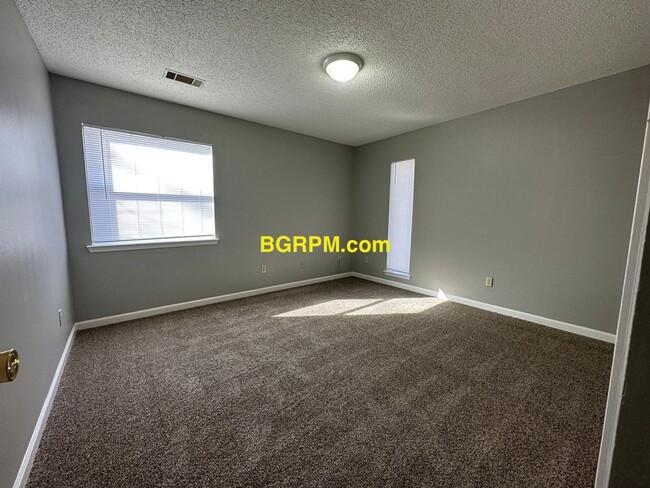 Building Photo - 2 BD, 1 1/2  BA, townhome in Sherwood