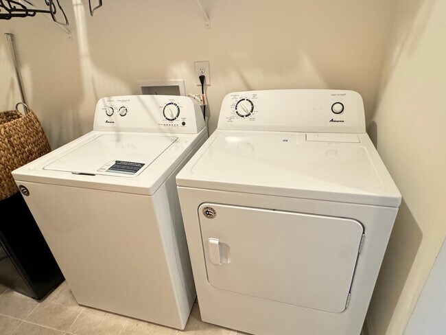 Building Photo - Spacious Luxury 3 Bedroom Townhome for Rent - Great Amenities