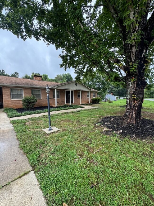 Building Photo - Spacious 3 Bedroom Home with Office, Pool, & Lawn Care Included – Hudson, NC