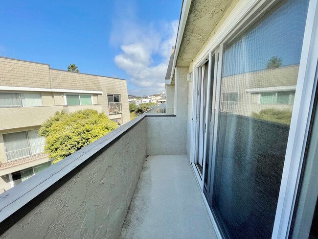 Building Photo - Surfside I | 2 Bedroom + 1.5 Bathroom with...