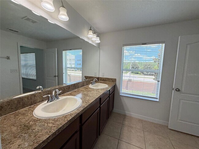 Building Photo - 10713 Savannah Landing Cir