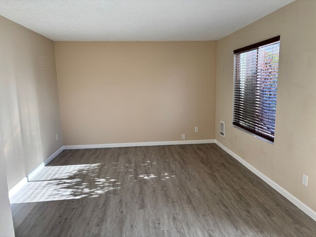 Building Photo - MOVE IN SPECIAL - 1/2 OFF THE 1ST MONTH RENT FOR THIS SUPER CUTE UNIT- RECENTLY REMODELED - ONLY ...