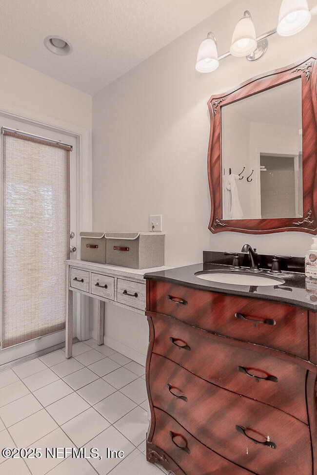 Building Photo - 214 Hopkins St