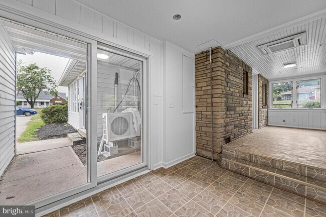 Building Photo - 219 S Pleasantview Rd
