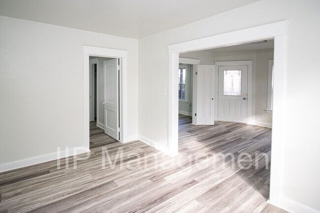 Building Photo - Beautifully renovated 2 bedroom downstairs...