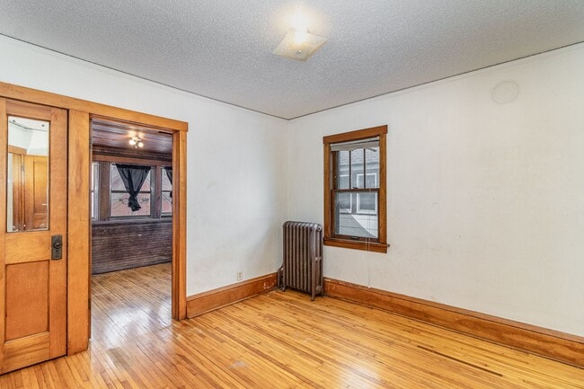 Building Photo - 3 Bed | 1 Bath in Heart of St. Paul