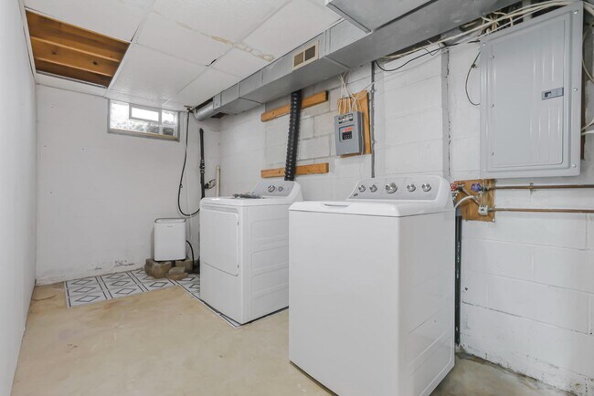 Building Photo - 2543 Stonington Ave