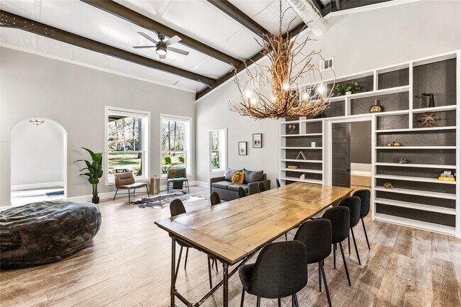 Building Photo - 25400 Pine Ridge Rd