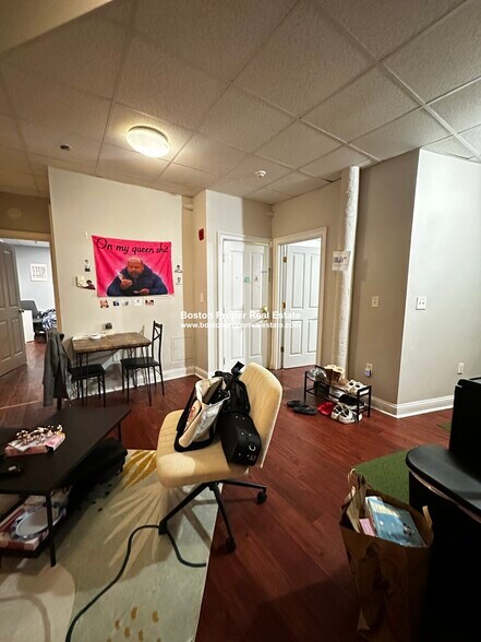 Building Photo - 61 Park Dr