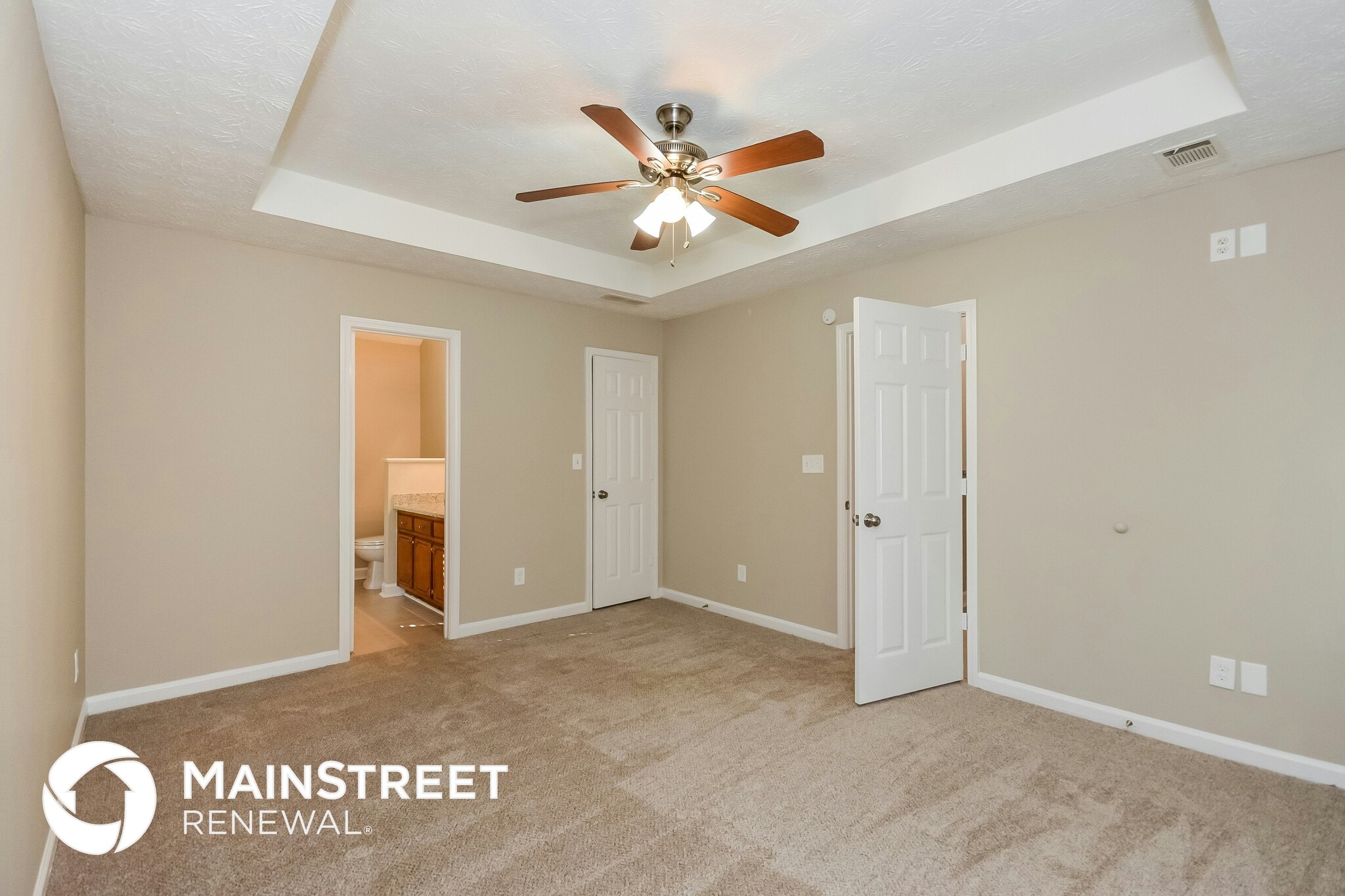 Building Photo - 330 E Country Woods Dr