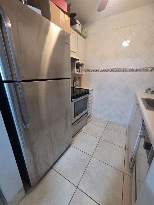 Building Photo - 2000 NE 51st Ct