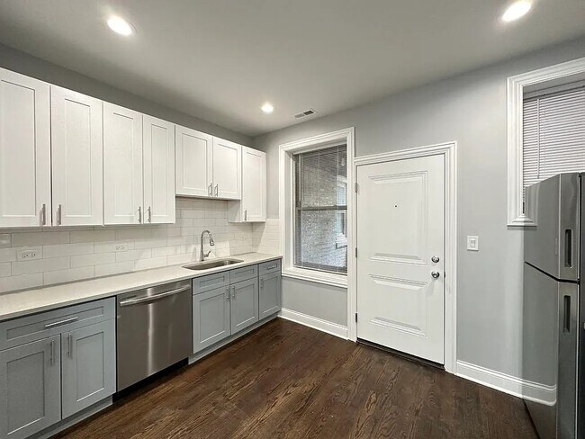 Building Photo - 1224 W Rosemont Ave
