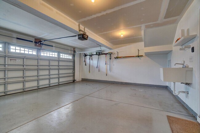 Building Photo - READY 08-17-26l!! A 3-Bedroom Townhome w/Garage in Culpepper Landing! Community Pool, Dog Park, P...