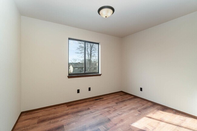 Building Photo - 2 Bedroom Rental Duplex with Attached Garage $1300/month