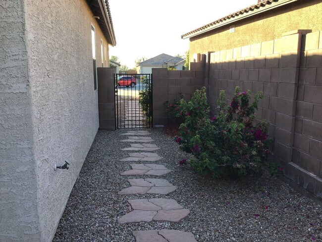 Building Photo - Clean, 3 Bdrm + Den, 2 Bath, 1842 sq/ft in...