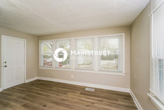 Building Photo - 3 Bedroom Pet-Friendly Home in Louisville, KY with Main Street Renewal