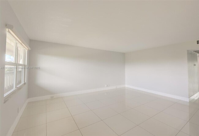 Building Photo - 1902 Bermuda Cir