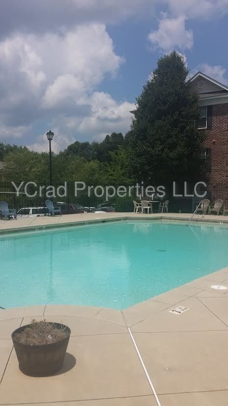 Building Photo - 1br/1ba Room, Total Electric, Community Pool