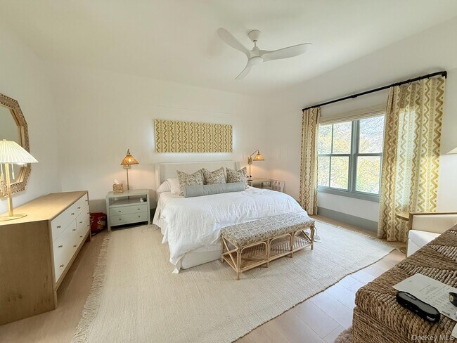 Building Photo - 323 Division St