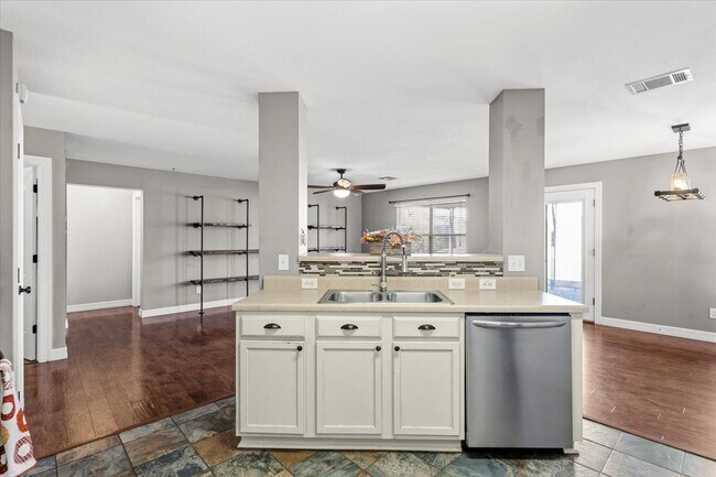 Building Photo - 208 Rock Hound Ln