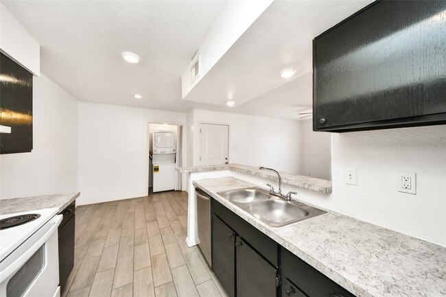 Building Photo - 12905 Woodforest Blvd