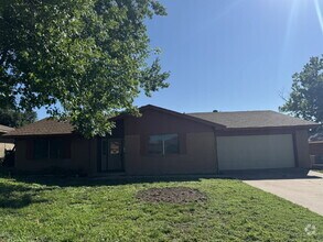 Building Photo - Lovely 3 bedroom 2 bath in desirable neigh...