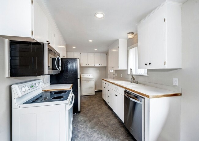 Building Photo - East Lynnwood Three Bed, 1 1/2 Bath Rambler