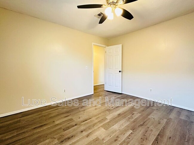 Building Photo - 522 Peppertree Ln