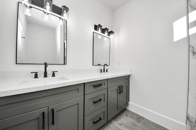 Building Photo - 5531 Nielan St