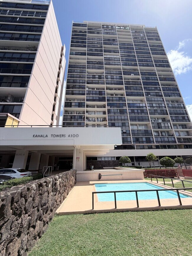 Building Photo - Kahala Towers 3BD/2BA Condo with 1 Parking – Available Now