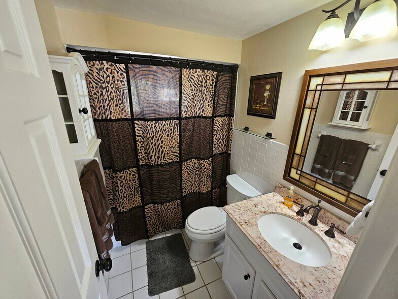 Bedroom with shower & tub - 3931 Sail Dr