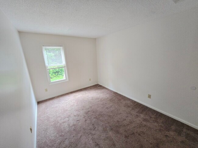 Building Photo - Awesome 3 Bed / 2 Bath Townhome with Open ...