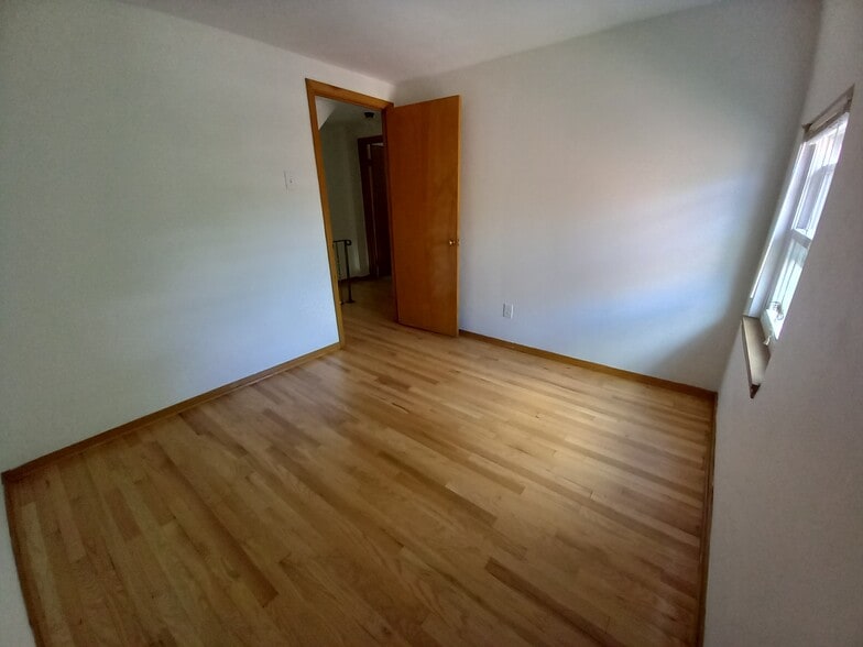 Middle bedroom - 211 N Homewood Ave