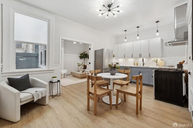 Building Photo - 202 (17-19 Card Aly)