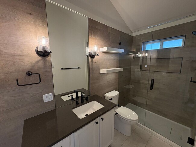 Building Photo - Remodeled 1 Bed/1 Bath Unit in Prime Location - Broadway