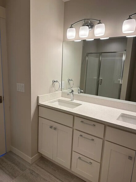 Building Photo - 910 Poplar Ave