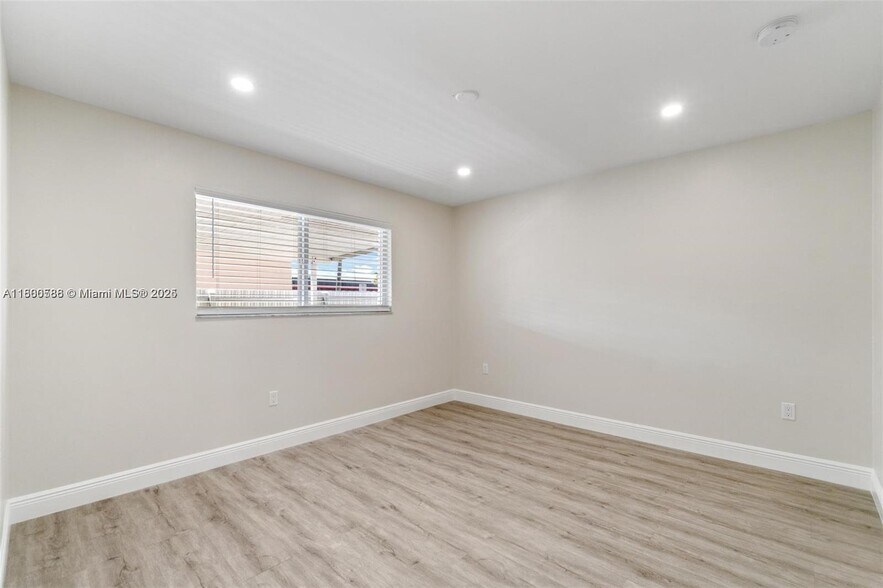 Building Photo - 330 W 74th Pl
